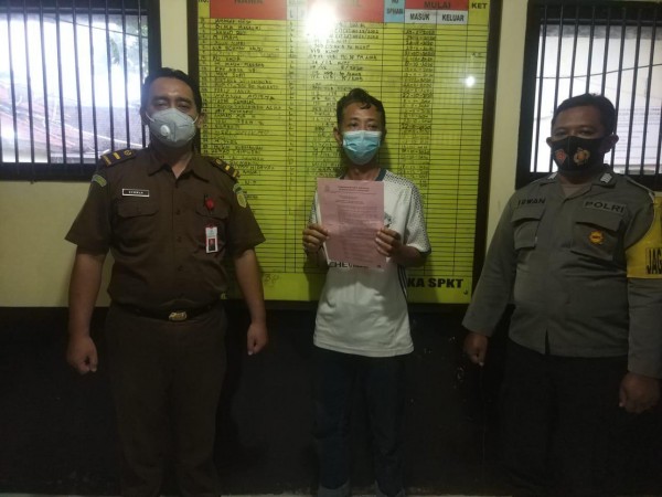 YN (tengah) saat dititipkan ke Tahanan Polres Tulungagung (ist)