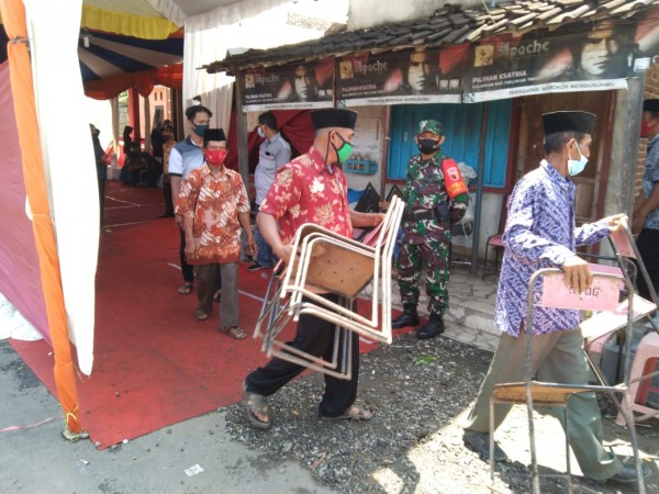 warga saat membereskan kursi hajatan (dok Satgas)