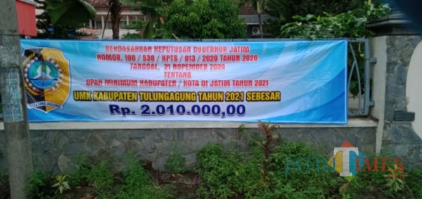Baliho Pengumuman UMK di depan Kantor Disnaker Tulungagung. (Foto: TULUNGAGUNGTIMES)