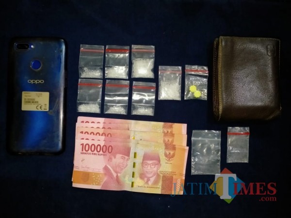 Barang bukti narkoba jenis sabu dan dua butir pil inex berhasil diamankan dari kedua tersangka (Foto: Humas Polres Sumenep for JatimTIMES)