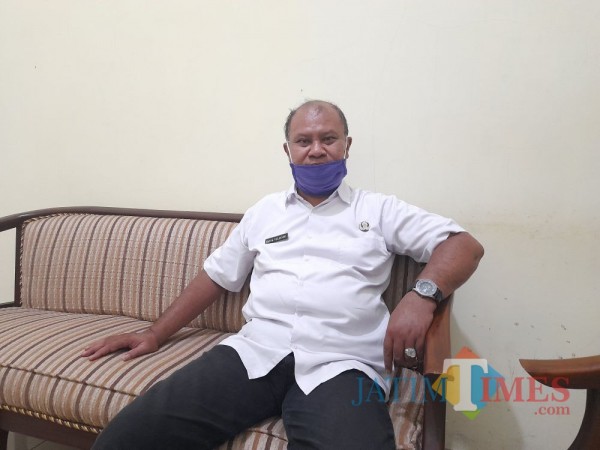 Kabid Hubungan Industri Disnaker Tulungagung, Eko Kenis Yulianto di kantornya. (Foto: TULUNGAGUNGTIMES)