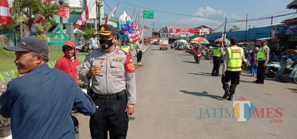 Kapolsek Bululawang, Kompol Pujiyono saat mendapati masyarakat yang melanggar prokes (foto: Hendra Saputra/ MalangTIMES)