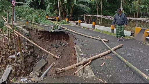 Kondisi ambrolnya jembatan di kawasan Jalan Bandulan. (Foto: Istimewa).