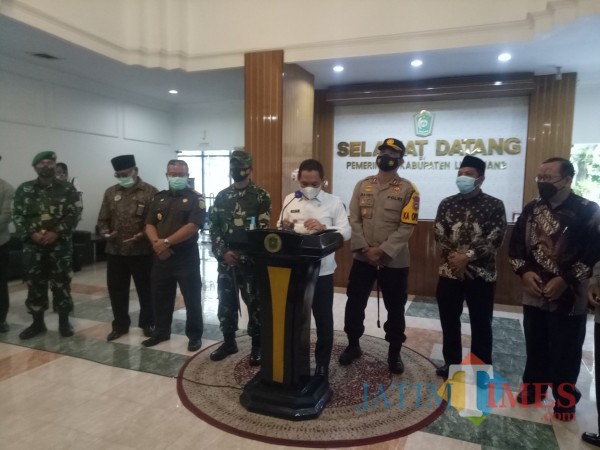 Konferensi pers Bupati dan Forkopimda Lumajang hari ini (Foto : Moch. R. Abdul Fatah / Jatim TIMES)