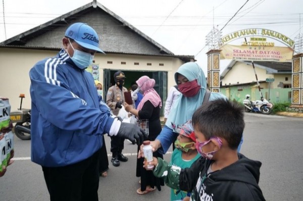 Wali Kota Madiun Maidi saat membagikan susu kepada masyarakat di Kelurahan Banjarejo.