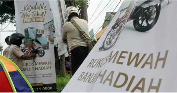 Petugas gabungan dari Bapenda dan Satpol PP Kabupaten Malang saat menertibkan papan reklame liar (Foto: Instagram Bapenda Kabupaten Malang)