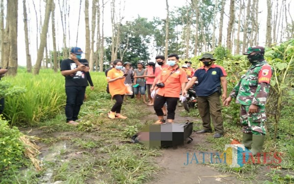 Petugas saat melakukan evakuasi pada Mr X di alas Kandung desa Tanen Rejotangan / Foto : Dokpol / Tulungagung TIMES