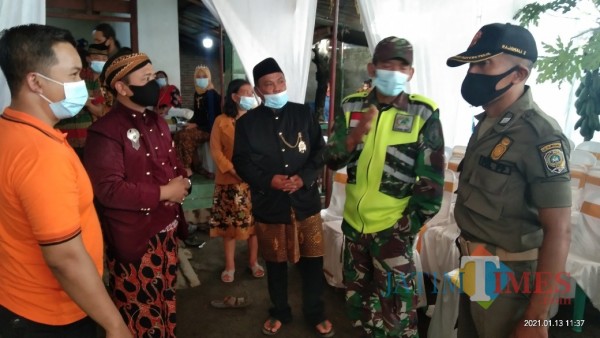 Petugas saat menghentikan hajatan pernikahan di Desa Ringinpitu, Kecamatan Kedungwaru. (Joko Pramono for Jatim TIMES)
