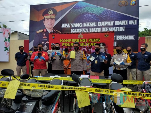 Polisi mengamankan pelaku dan penadah sepeda motor curian beserta barang bukti kejahatan