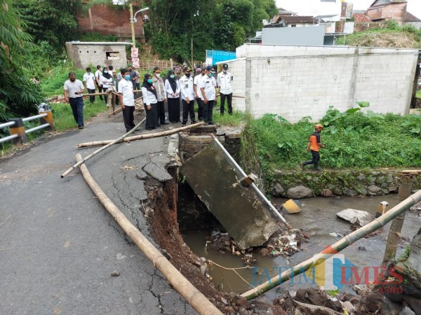 Potret jembatan penghubung dua kelurahan di kawasan Jalan Bandulan Raya saat ditinjau Wali Kota Malang Sutiaji. (Arifina Cahyanti Firdausi/MalangTIMES).
