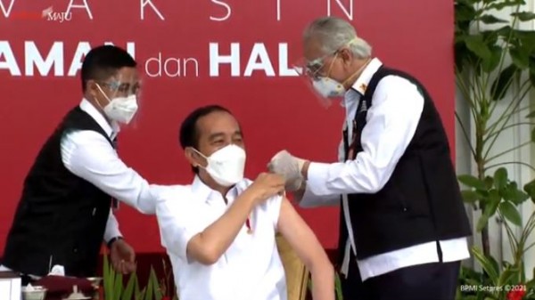 Presiden Joko Widodo saat disuntik vaksin covid-19. (Foto: YouTube Sekretariat Presiden)