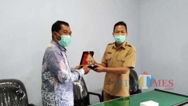 Sekertaris DPRD Trenggalek Mutarom memberikan tali asih pada Ketua Rombongan DPRD Jombang