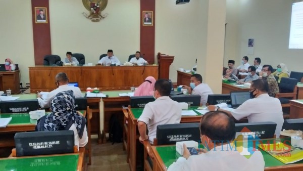 Situasi rapat kerja antara Pansus II DPRD Trenggalek dengan tim asistensi