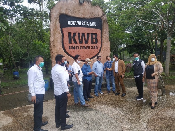 Suasan kunjungan Kepala DLH Kota Batu bersama DPRD Kota Batu di Taman Bondas, Kota Batu, Rabu (13/1/2021)