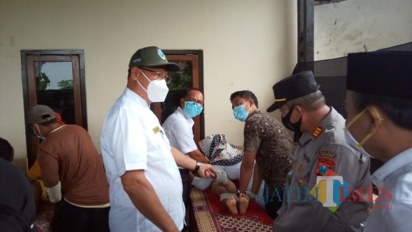 Tampak proses kitan di kantor Desa Glintong, Klampis (foto: istimewa)