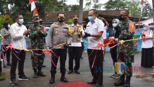 Tiga pilar potong pita tanda peresmian Kampung Tanggung Semeru