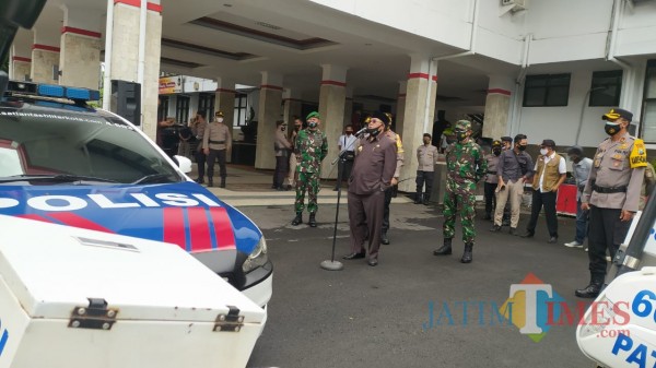 Wali Kota Blitar Santoso saat memimpin apel pelaksanaan PPKM