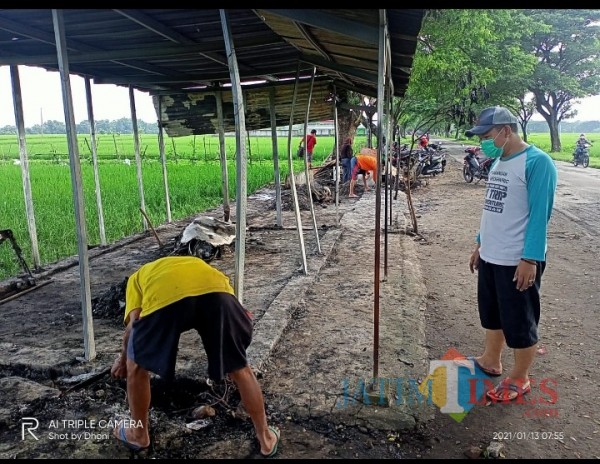 warung es dawet aren yang berlokasi di pinggir jalan raya Paron-Jogorogo