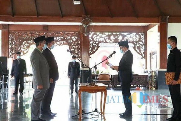 Bupati Pamekasan saat melantik sejumlah pejabat di Mandhapa Agung Ronggosukowati (Foto:Istimewa/JatimTIMES.com)