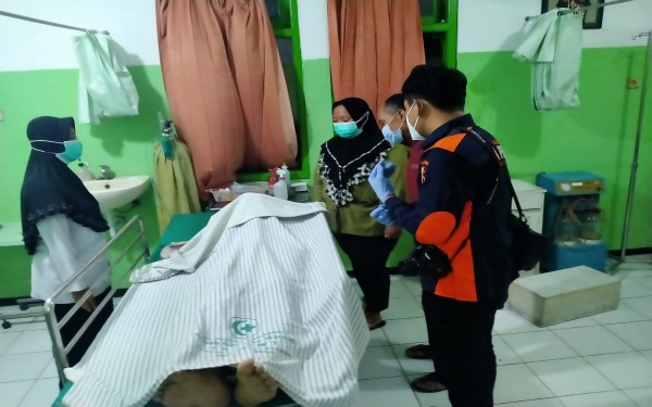 Jasad korban saat diperiksa oleh tim medis di salah satu rumah sakit swasta di Jombang. (Istimewa)