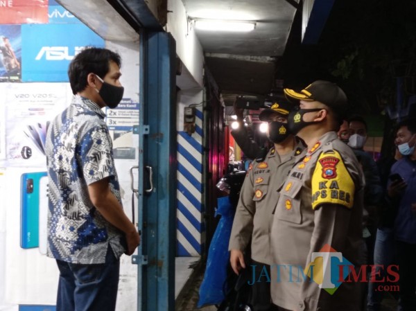 Kapolres Malang, AKBP Hendri Umar saat menegur salah satu toko handphone di Kepanjen yang masih buka di jam malam (Hendra Saputra)