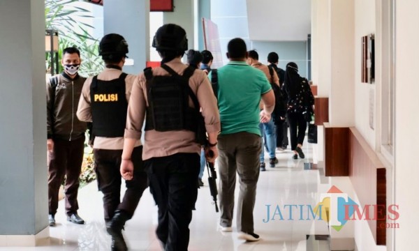 Petugas Polres Batu saat mengawal KPK RI di Balai Kota Among Tani.