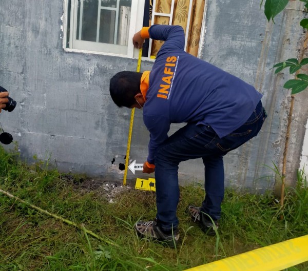 Tim Inafis Polres Malang saat mengidentifikasi lubang tembok warga karena bondet pelaku curanmor (istimewa)