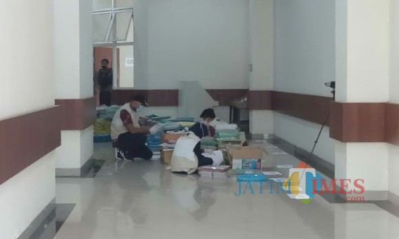Tim penyidik KPK RI saat mencari berkas di Balai Kota Among Tani beberapa saat lalu.