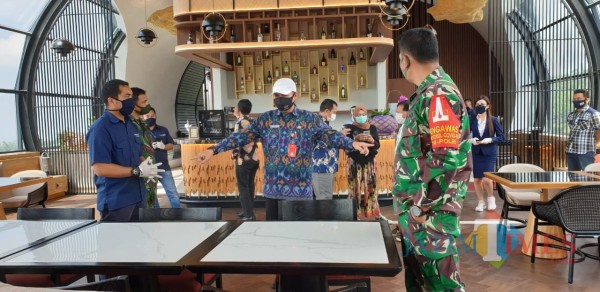 Tim satgas penanganan Covid-19 saat meninjau protokol kesehatan di salah satu hotel di Kota Batu beberapa saat lalu.
