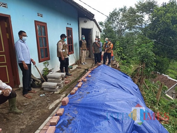 Wali Kota Batu Dewanti Rumpoko saat mengunjungi lokasi di Dusun Brau, Desa Gunungsari, Kecamatan Bumiaji, Kamis (14/1/2021).