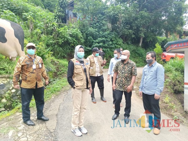 Wali Kota Batu Dewanti Rumpoko saat mengunjungi lokasi di Dusun Brau, Desa Gunungsari, Kecamatan Bumiaji, Kamis (14/1/2021).