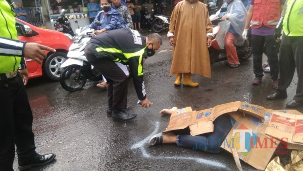 Petugas Subnit I Laka Lantas Polresta Malang Kota saat melakukan olah TKP (tempat kejadian perkara), Jumat (15/1/2021). (Foto: Subnit I Laka Lantas for MalangTimes)