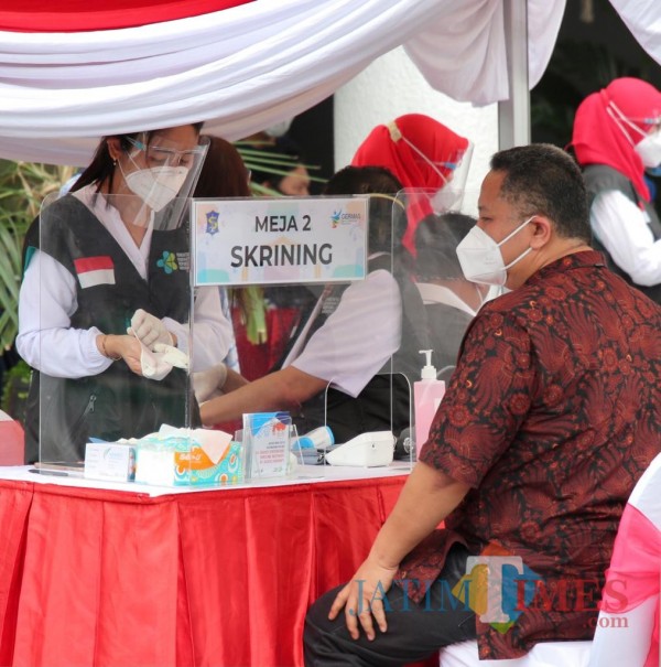 Plt Wali Kota Surabaya Whisnu Sakti Buana saat mendaftar vaksin