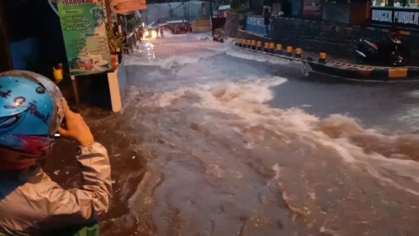 Tampak banjir di kawasan Bandulan, Kota Malang, Senin (18/1/2021). (Foto: Istimewa)