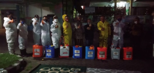 Anggota DPRD Kota Malang dari Fraksi PKS Rokhmad (tengah) saat terjun langsung mengawal warga dalam melakukan penyemprotan desinfektan. (Foto: Istimewa)