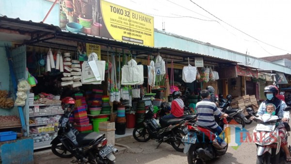 Salah satu toko pedagang yang usai disatroni pencuri di Pasar Madyopuro, Minggu (24/1/2021). (Foto: Tubagus Achmad/ MalangTIMES)