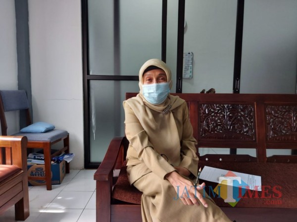 Kepala Dinsos-P3AP2KB Kota Malang Peny Indriani saat ditemui pewarta di ruangan kerjanya, Senin (25/1/2021). (Foto: Tubagus Achmad/MalangTimes)