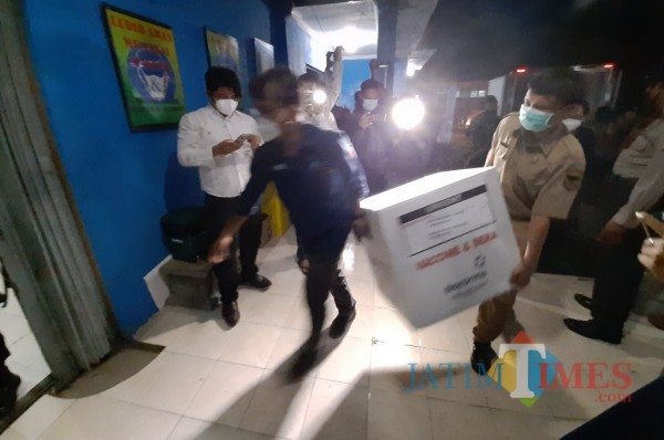 Petugas Dinkes kota kediri memasukkan vaksin Sinovac ke dalam ruang penyimpanan. (eko arif s/Jatimtimes)