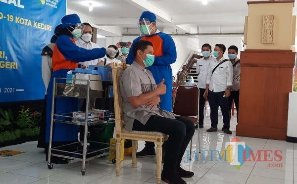 Walikota Kediri Abdullah Abu Bakar saat di vaksin Covid-19 .(eko arif s/Jatimtimes)