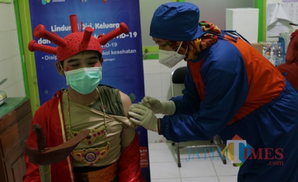 Salah satu Nakes Puskesmas Balowerti vaksinasi dengan pakaian kolosal