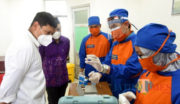 Wali Kota Kediri Abdullah Abu Bakar mengunjungi RS Gambiran melihat pelaksanaan vaksin Covid-19.(ist)