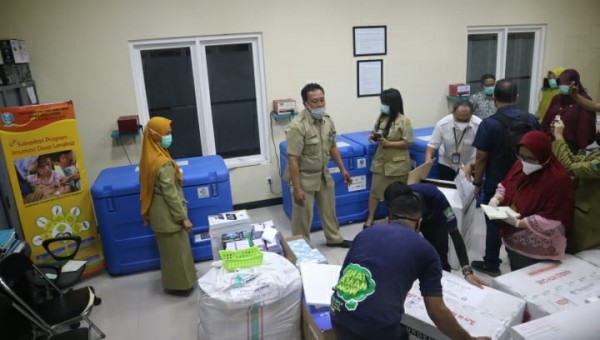 Petugas saat memindahkan Vaksin Sinovac ke tempat khusus Ruang Vaksin Dinas Kesehatan Kota Malang, Senin (25/1/2021). (Foto: Istimewa)