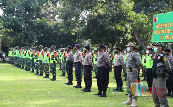 Pasukan gabungan mengikuti gelar apel operasi penanganan Covid-19. (Eko arif s/Jatimtimes)