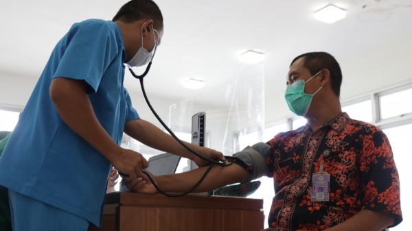 Meski vaksin ini sudah dipastikan aman, suci dan halal, petugas vaksinator tetap memastikan orang yang akan divaksin memenuhi syarat. (Foto: Ist)