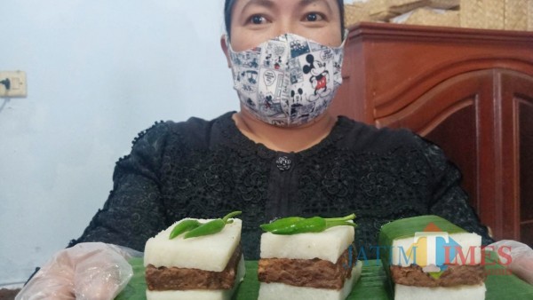Indah Setyaningsih menujukkan olahan jadah tempe ketika ditemui JatimTimes.com di rumahnya, Selasa (02/02/2021). (Foto: Bams Setioko/JatimTIMES)