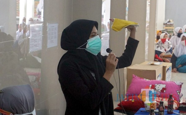 Ketua TP PKK Kota Kediri Fery Silviana Abu Bakar saat memberikan sosialisasi di Ponpes Lirboyo.(ist)