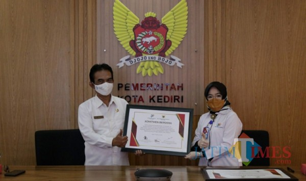 Kepala Dinas Komimfo Kota Kediri Apip Permana menandatangani piagam be4sama BPS.(ist)