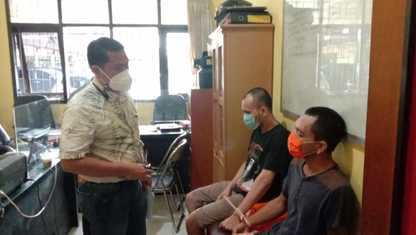Kasat Reskrim Polresta Malang Kota Kompol Tinton Yudha Riambodo saat menginterogasi kedua tersangka, Sabtu (6/2/2021). (Foto: Istimewa)