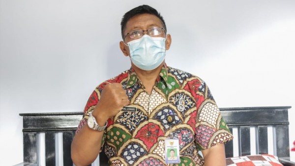 Kepala Kelurahan Banjarmlati Nanang Jumari ketika mendonorkan plasma darah konvalesennya melalui PMI Kota Kediri. (Foto: Ist)