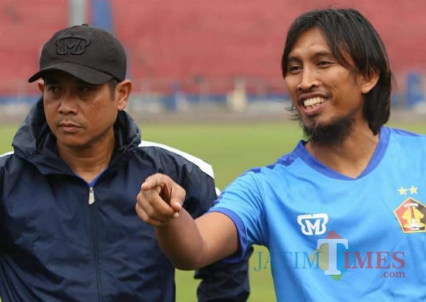 Pelatih Persik Kediri Budi Sudarsono (kanan).(ist)